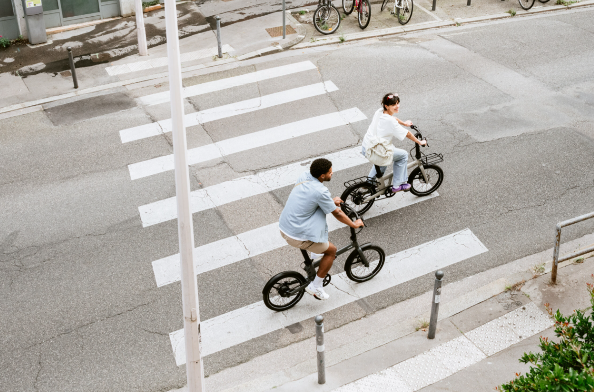 Vélo électrique ou scooter électrique : quel est le meilleur choix pour votre mobilité ?